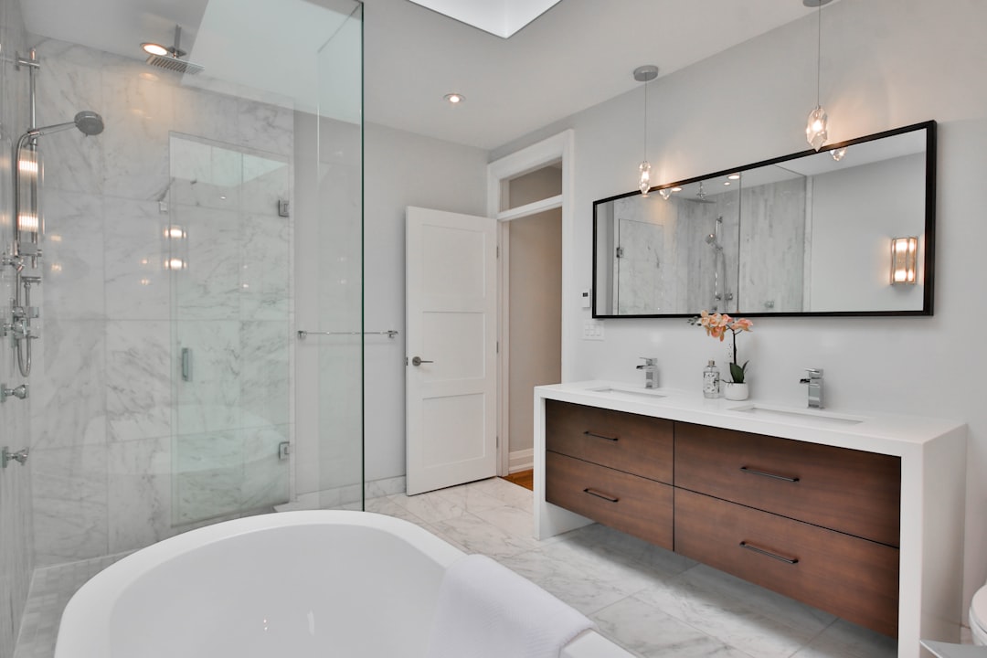Modernes Badezimmer mit Holz- und Weißtönen gestaltet. Modernes Badezimmer mit Holz- und Weißtönen gestaltet.