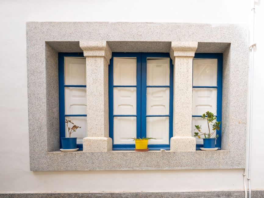 Minimalistische Fensterdekoration mit eleganten Jalousien. Minimalistische Fensterdekoration mit eleganten Jalousien.