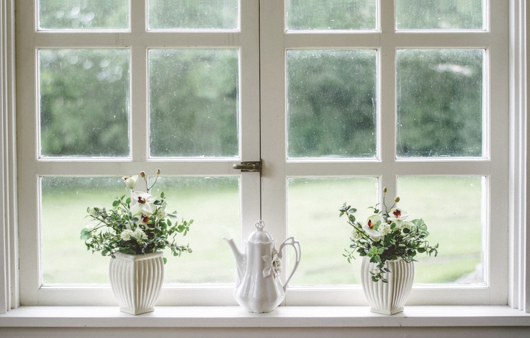 Bunte Vorhänge für lebendige Fensterdekoration. Bunte Vorhänge für lebendige Fensterdekoration.