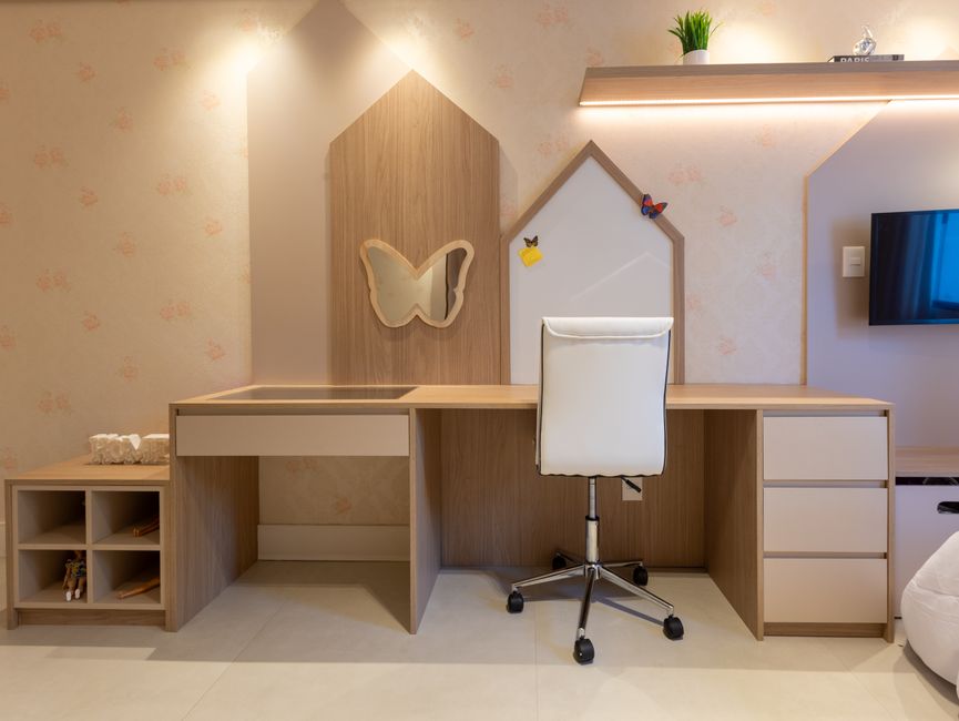 Helle Kinderzimmer mit bunten Wandstickern. Helle Kinderzimmer mit bunten Wandstickern.