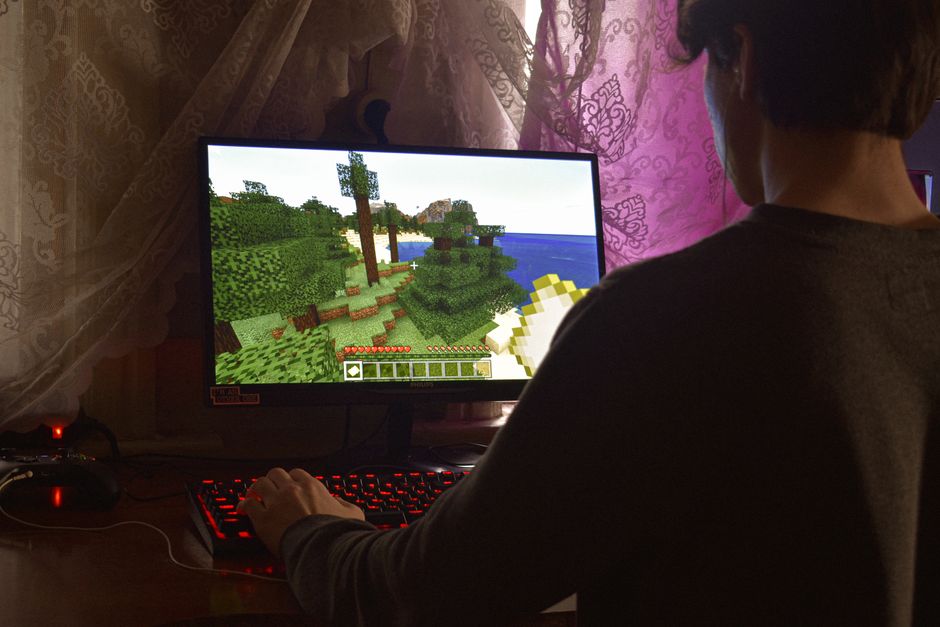 Minecraft-Charaktere bauen digital ein beeindruckendes Schloss. Minecraft-Charaktere bauen digital ein beeindruckendes Schloss.