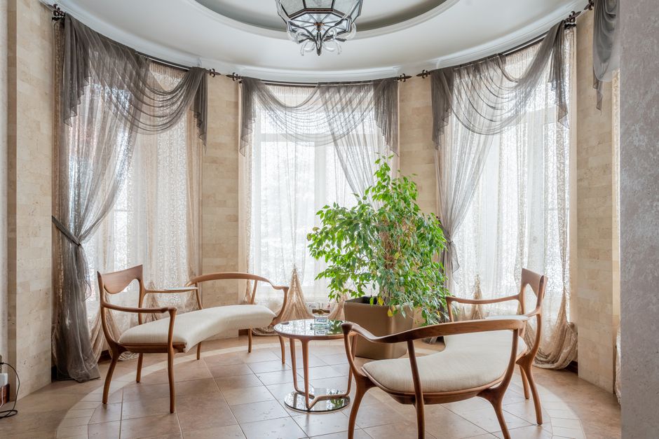 Farbige Vorhänge im gemütlichen Wohnzimmer.