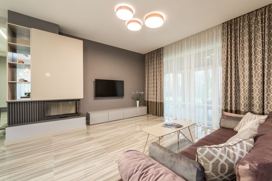 Transparente Vorhänge für lichtdurchflutetes Zimmer.