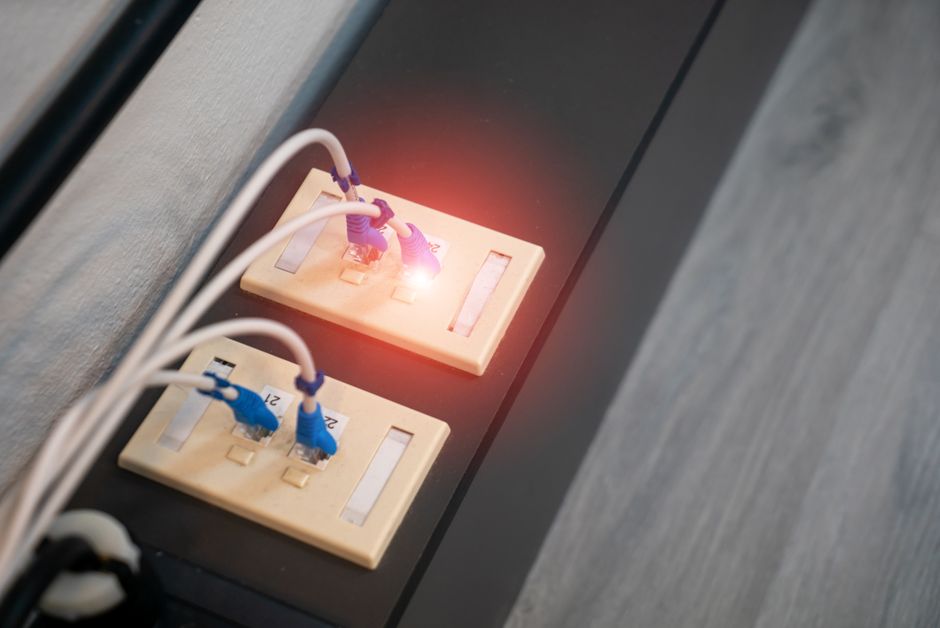 Versteckte Kabel in stilvollem Herbstwohnzimmer. Versteckte Kabel in stilvollem Herbstwohnzimmer.