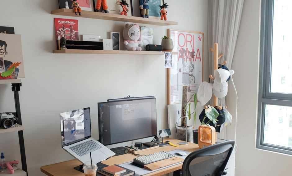 Zen-inspiriertes Home-Office mit Pflanzen.