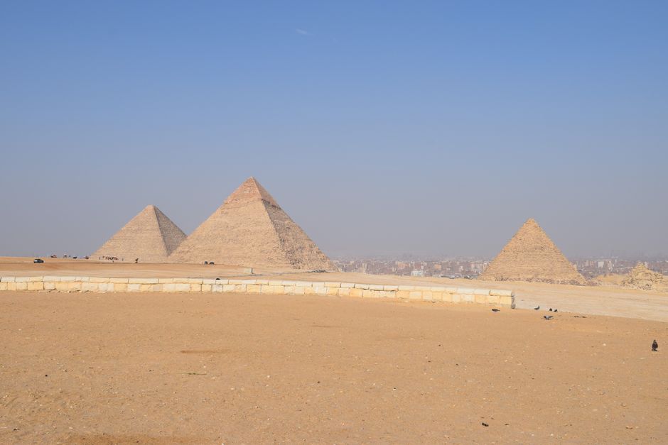 Kinderzimmer mit Pyramidentapete im Ägypten-Stil. Kinderzimmer mit Pyramidentapete im Ägypten-Stil.