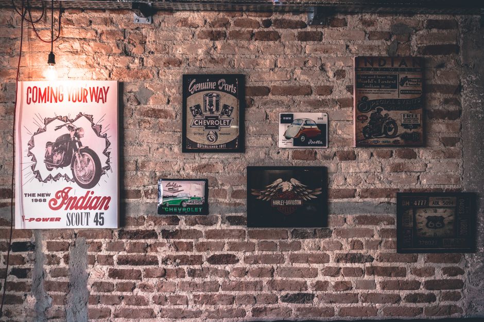 Klassische Motorräder Poster in rustikalem Man Cave.
